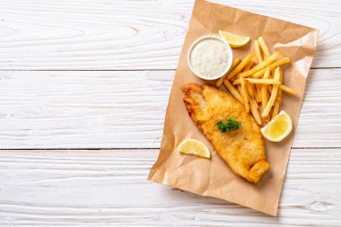 Balık ve patates kızartması. Sağlıksız yiyecekler.