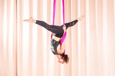 Asyalı kadın fitness salonu sinek yoga elemanları ile eğitim