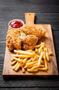 Kızarmış tavuk, patates kızartması ve nugget yemeği. Abur cubur ve sağlıksız yemek.