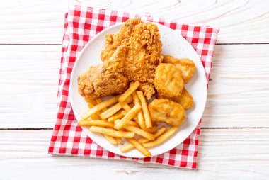Kızarmış tavuk, patates kızartması ve nugget yemeği. Abur cubur ve sağlıksız yemek.