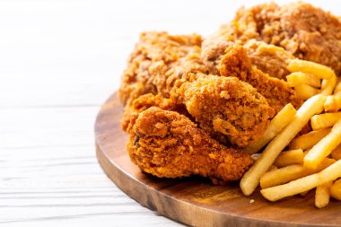 Kızarmış tavuk, patates kızartması ve nugget yemeği. Abur cubur ve sağlıksız yemek.