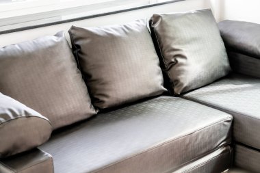 Modern kanepe oturma odasında dekorasyon