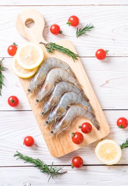 taze karides veya karides malzemelerle ahşap tahta üzerinde ham