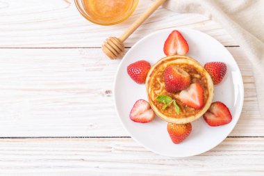 taze çilek ile sufle gözleme