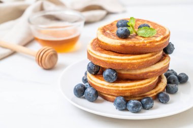 Taze yaban mersinli gözleme.