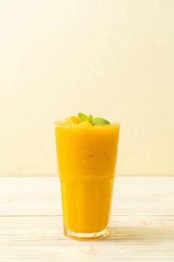 taze mango smoothies - sağlıklı yiyecek ve içecek konsepti