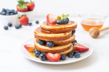 taze yaban mersini, taze çilek ve bal ile sufle gözleme