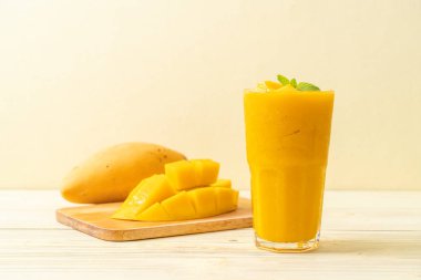 taze mango smoothies - sağlıklı yiyecek ve içecek konsepti