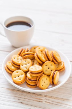 Hindistan cevizli bisküvi ve ananas reçeli.