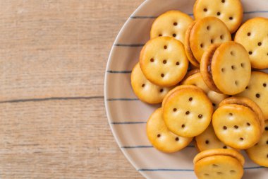 Hindistan cevizli bisküvi ve ananas reçeli.