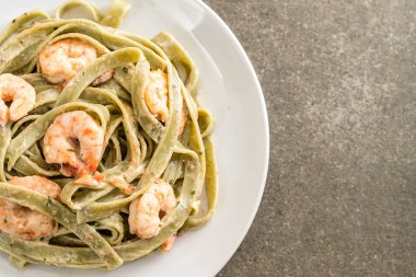 ıspanak fettuccini makarna karides - İtalyan yemeği tarzı ile