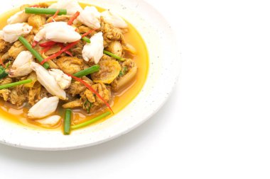 Beyaz arka plan üzerinde izole toz köri ile kızartılmış yengeç