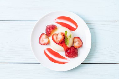 taze çilek - sağlıklı yemek ve tatlı ile yoğurt puding