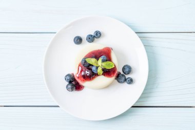 yoğurt puding taze yaban mersini - sağlıklı yemek ve tatlı ile