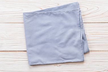 ahşap arka plan üzerinde mutfak bezi (peçete)