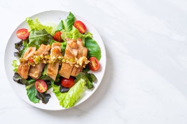 ızgara tavuk salata sebze - sağlıklı gıda tarzı ile