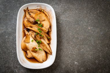 İstiridye soslu kızarmış kral istiridye mantarı. Sağlıklı, vejetaryen ya da vejetaryen yemek tarzı.