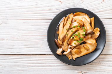 İstiridye soslu kızarmış kral istiridye mantarı. Sağlıklı, vejetaryen ya da vejetaryen yemek tarzı.