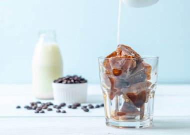 ahşap masa üzerinde sütlü kahve buz küpleri