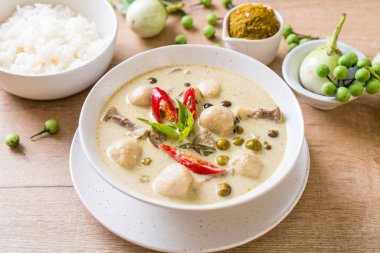 Balık top - Tay gıda ile yeşil köri