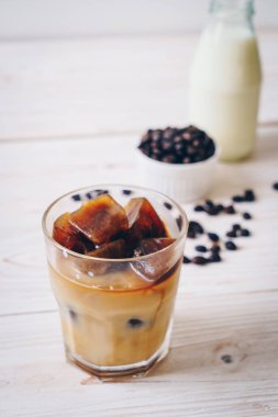 ahşap masa üzerinde sütlü kahve buz küpleri