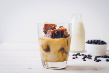 ahşap masa üzerinde sütlü kahve buz küpleri