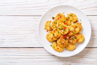 Sahanda yumurta yumuşak tofu sarımsak - sağlıklı, vegan ve sebze gıda tarzı