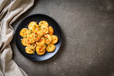 Sahanda yumurta yumuşak tofu sarımsak - sağlıklı, vegan ve sebze gıda tarzı