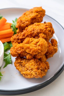 Sebzeli kızarmış tavuk kanadı.