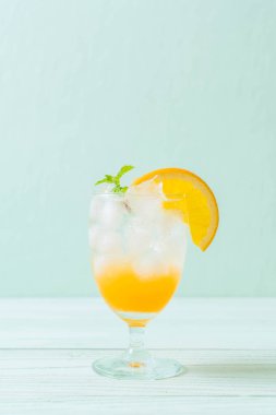 yanında da soda ahşap masa portakal suyu