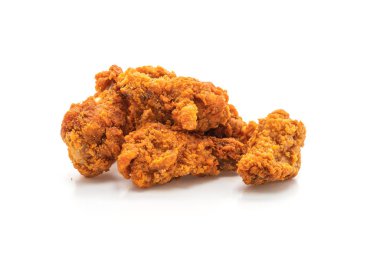 Beyaz arka plan üzerinde izole kızarmış baharatlı tavuk kanadı