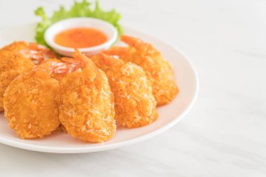 Derin kızarmış karides soslu