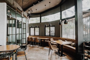 boş masa ve sandalye restoran ve kafe - vintage etkisi filtre