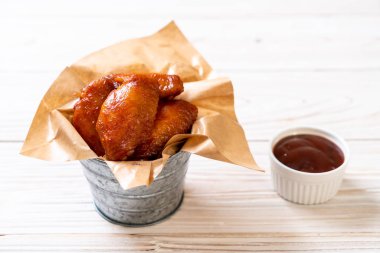 Barbekü tavuk kanadı sosu ile