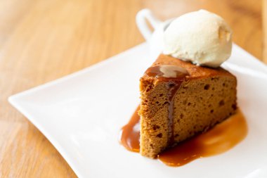 kek vanilyalı dondurma ve şekerleme karamel sos - İngiliz tarzı