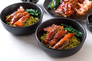 sebze erişte - Asya gıda tarzı ile kızarmış ördek