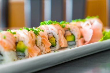 ızgara somon suşi roll - Japon gıda tarzı