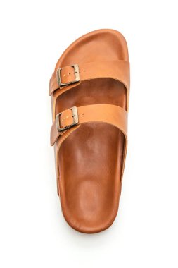 Erkekler beyaz arka plan üzerinde izole sandalet deri