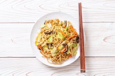tavada kızartılmış yakisoba noodle sebzeli - vegan ve vejetaryen yiyecekler