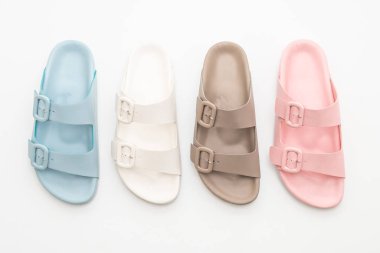 Kadınlar beyaz arka plan üzerinde izole sandalet deri