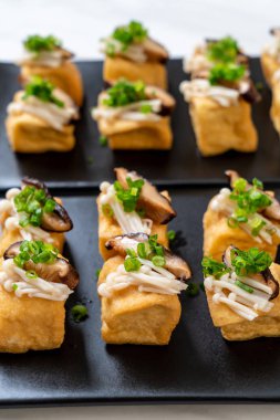 Shitake Mantarlı ızgara Tofu ve Altın İğne Mantarı - sağlıklı, vejetaryen veya vejetaryen yemek tarzı