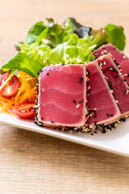 Taze ton balığı ve sebze salatası. Sağlıklı yemek.