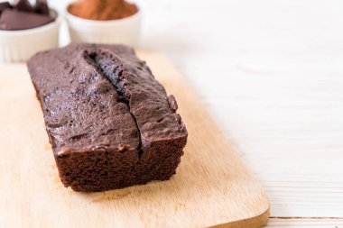 ahşap zemin üzerine çikolatalı browni kek