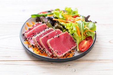 Taze ton balığı ve sebze salatası. Sağlıklı yemek.