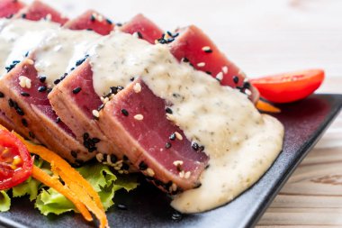 Sebze salatası ve soslu taze ton balığı. Sağlıklı yiyecek.