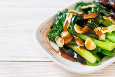 Sarımsaklı istiridye soslu kızarmış Hong Kong Kale heyecan