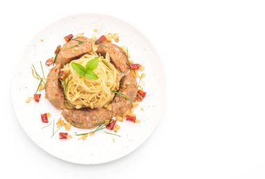 Beyaz arka plan üzerinde izole tavada kızartılmış spagetti Sai Aua (Notrhern Tay acılı sosis) ile