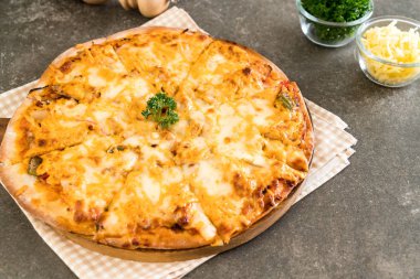 pizza masada bin ada soslu tavuk ızgara