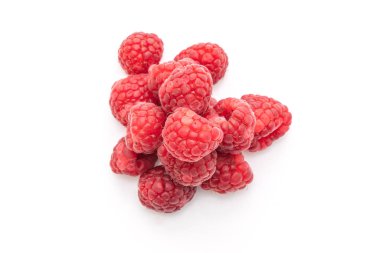 Beyaz arka planda izole edilmiş taze ahududu