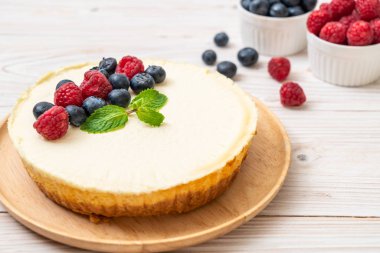 Ev yapımı cheesecake taze ahududu ve yaban mersini ile